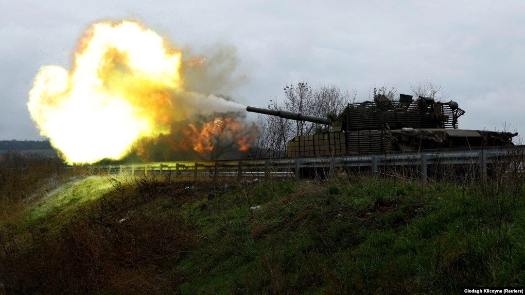 Украински војници пукаат од запленети руски тенк Т-80 на пат во близина на градот Бахмут, областа Доњецк, 4 ноември 2022 година