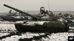 Руски тенкови учествуваат во вежби во јужниот дел на руската област Ростов 