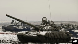 Orosz T–72B3 tankok Rosztov közelében hadgyakorlaton 2022. január 12-én