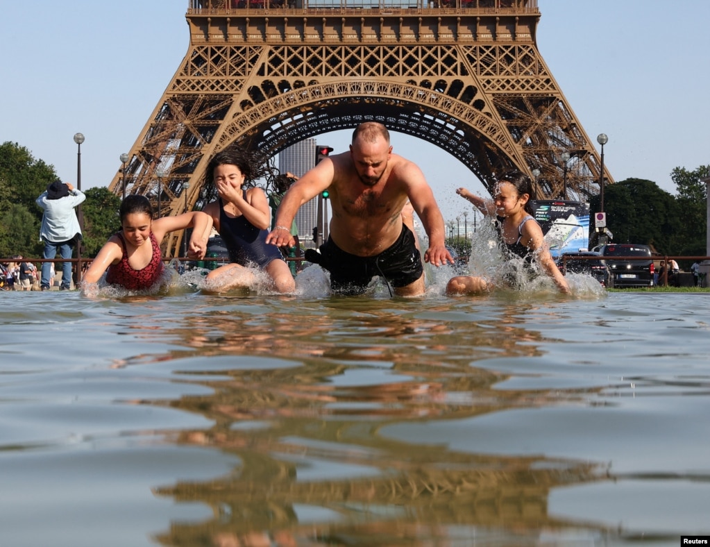 Si përgjigje ndaj valës historike të të nxehtit në Francë, në Paris janë mbyllur Kulla Eifel dhe Luvri, ndërsa njerëzit freskohen në shatërvan në Paris, më 22 qershor 2026.