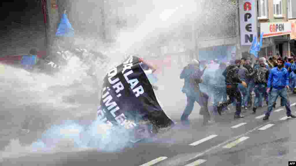 Turska - Specijalne policijske snage sukobile su se sa Kurdima, koji su demonstracijama podržali štrajk glađu zatvorenika Kurda, Istanbul, 30. oktobar 2012. Foto: AFP / Bulent Kilic 