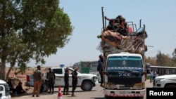 Бедуины проезжают через КПП новых сирийских сил безопасности недалеко от города Ас-Сувайда во время недели кровавых столкновений здесь между местными бедуинскими племенами и сирийскими друзами. 24 июля 2025 года