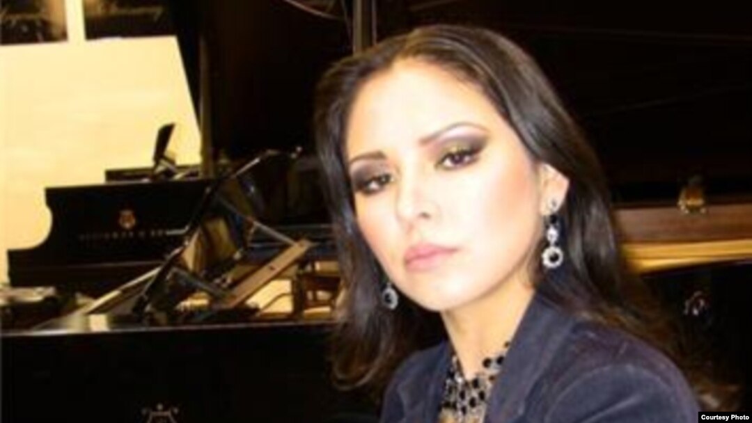 Лола Астанова