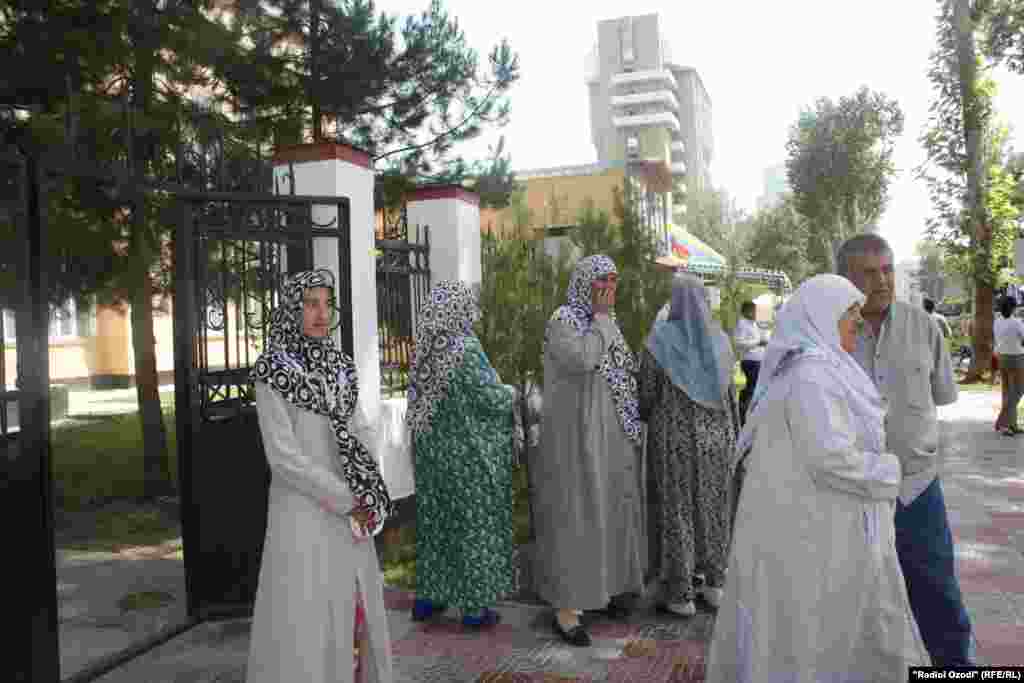 26 июл: Олим Ғуломов ва Ҷӯрахон Икромов бо ҷурми кумак ба хешовандони дар Покистон кушташудаашон ба 8,5 ва 6,5 соли зиндон маҳкум шуданд.