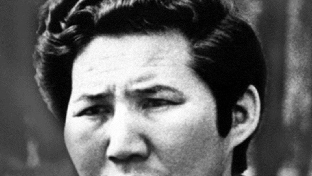 Жалаңаш әйелдер кискаларын мастурбациялайды