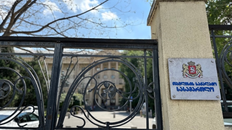 „ოცი წელია იურისტი ვარ და ასეთი შეზღუდვა არ მახსოვს“, - არის თუ არა მოსამართლის საქმე ჩაცმულობის განსაზღვრა?