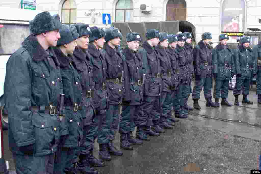 Собравшиеся были взяты в плотное кольцо