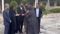 عکسی که دادگستری استان گلستان از گلی کوهکن هنگام آزادی از زندان منتشر کرده است