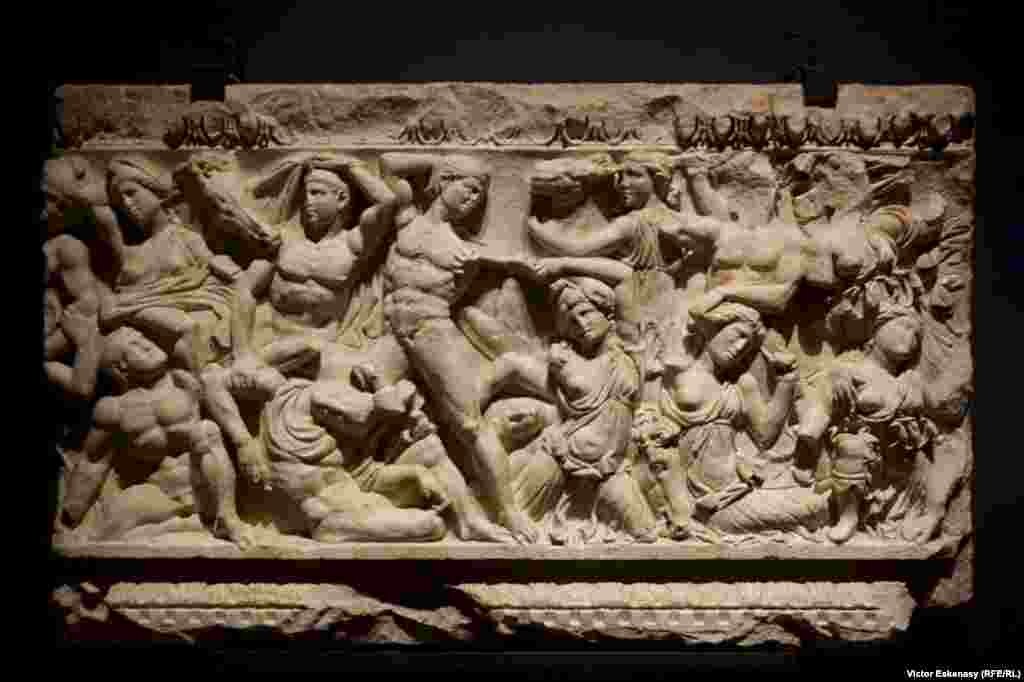 Relief pe peretele unui sarcofag cu Amazzzonomachia, 220-230 [din col. Museo di Sanat Giulia, Brescia].