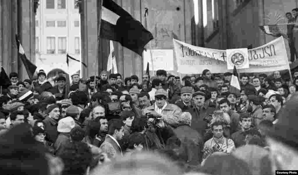 1990 წელი - 26 მაისის მიტინგზე ზვიად გამსახურდია, ირაკლი წერეთელი და ნოდარ ნათაძე დგანან. მერაბ კოსტავა უკვე ცოცხალი აღარ არის. 