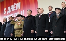 Лідери Китаю та Росії Сі Цзіньпін та Володимир Путін на параді на Красній площі. Москва, 9 травня 2025 року