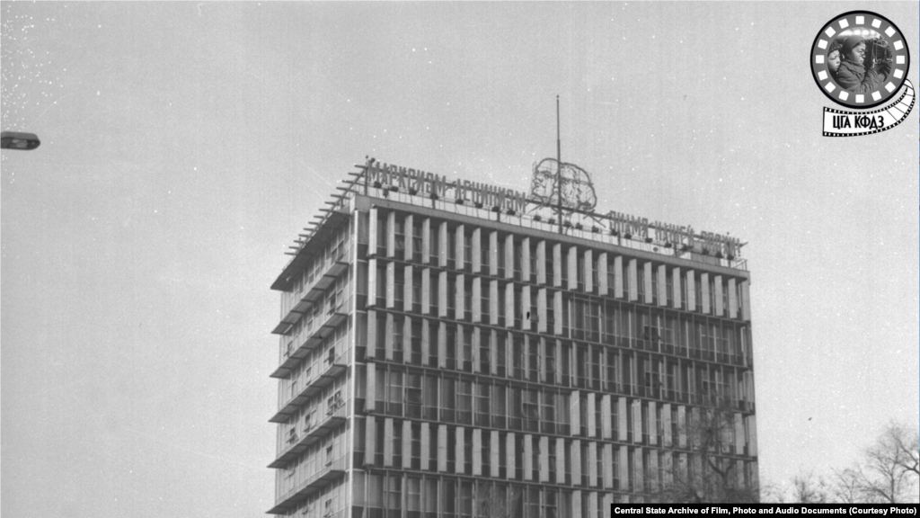 Здание Дома Советов. Снимок сделан в 1965 году (слева).&nbsp;Это первое в городе 11-этажное здание соорудили в 1967 году (поэтому датировка снимка, скорее всего, неправильная) по проекту архитекторов Наумова и Михеева. Предназначалось оно для &laquo;Дома проектных организаций&raquo;, но в итоге его занял алма-атинский обком партии. Здание обладало системой солнцезащиты &mdash;вращающимися панелями на фасадах с западной и восточной стороны. Через несколько лет эта система прекратила работу, и панели теперь статичны. 