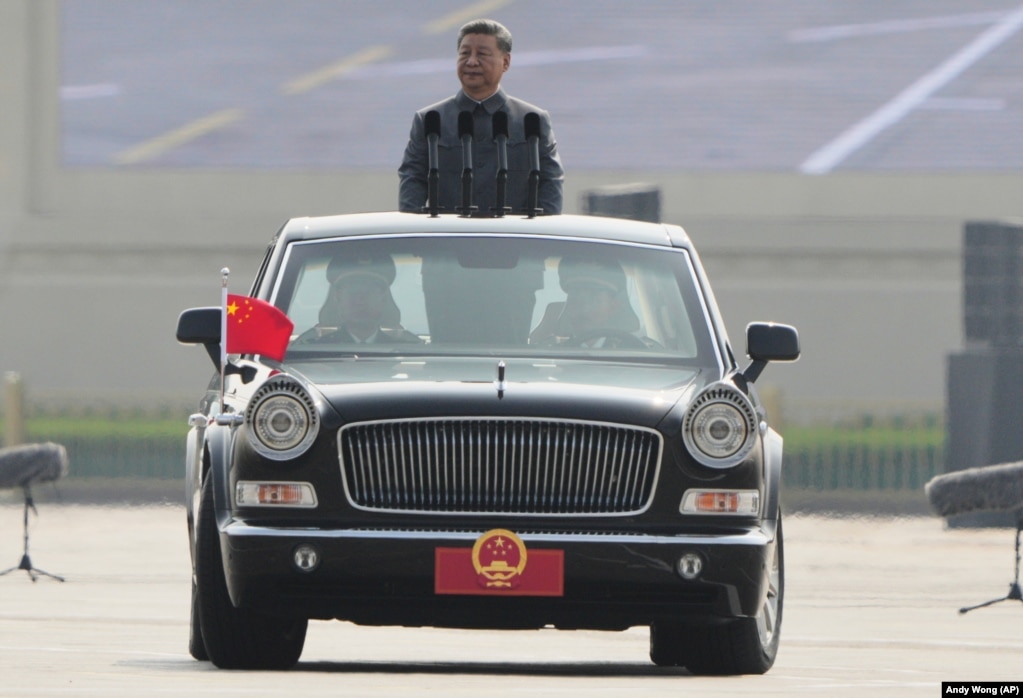 Presidenti kinez, Xi Jinping, duke inspektuar trupat para paradës ushtarake.