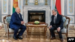 Джон Коўл і Аляксандар Лукашэнка на сустрэчы ў Менску, 13 сьнежня 2025