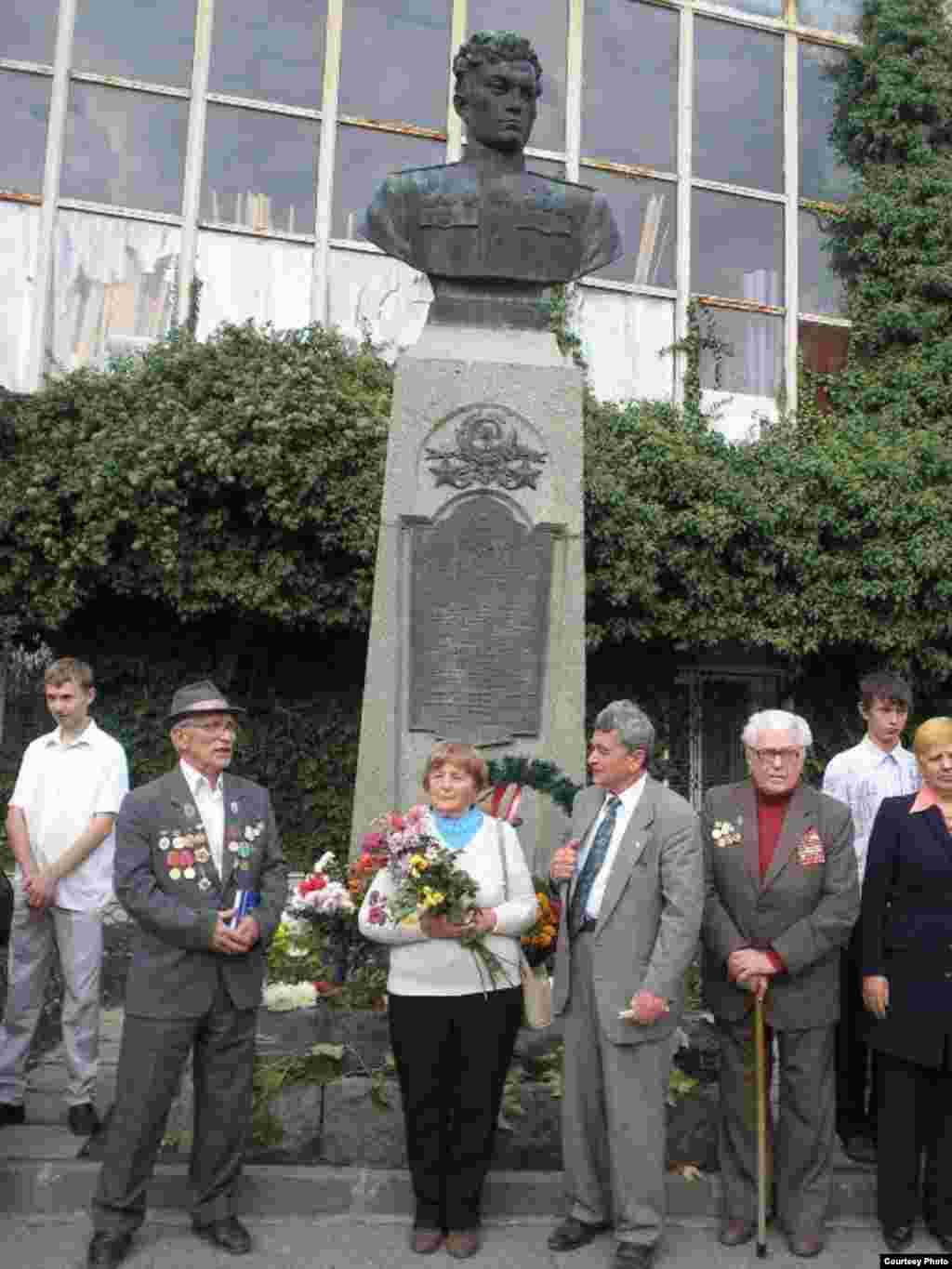 Алупкада Әхмәтхан Солтан музее янында кырымтатарлар