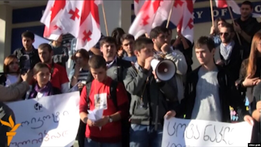 Акция продолжалась не более получаса. Для журналистов, опоздавших к началу мероприятия, студенты охотно вновь развернули плакаты и еще раз "на камеру" зачитали свое заявление