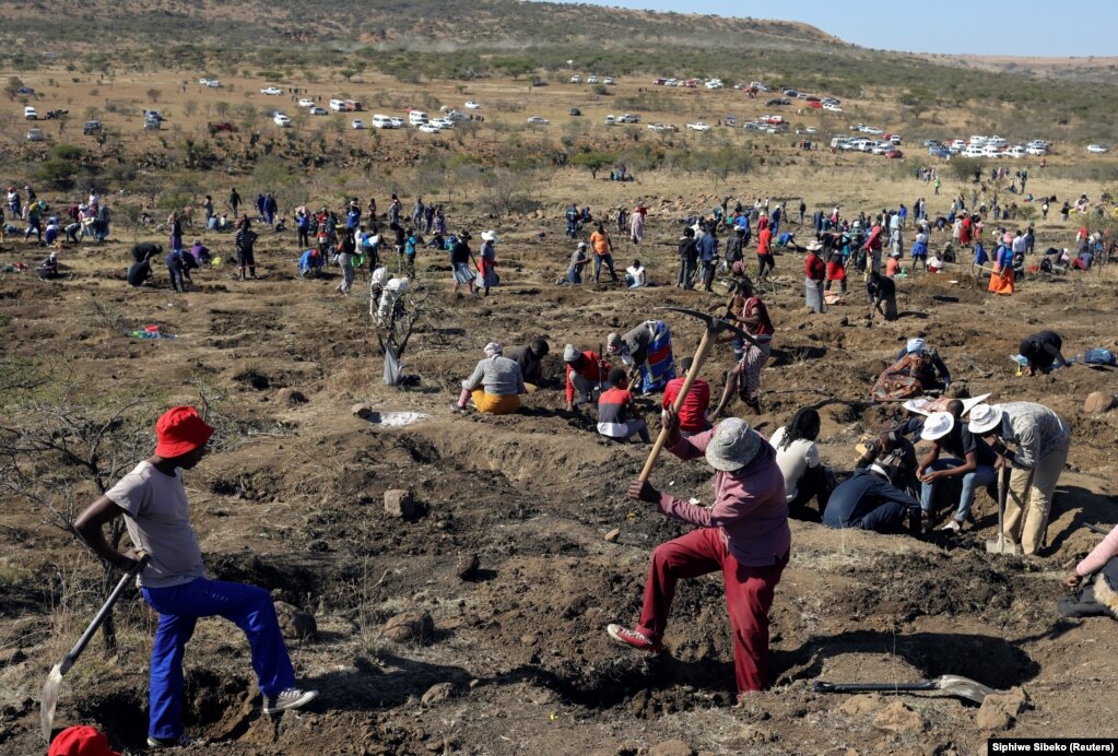 Skhumbuzo Mbhele, i papunë, pajtohet me të, duke shtuar: “S’kisha parë apo prekur një diamant kurrë në jetë. Është hera e parë që preka një të tillë këtu”.
