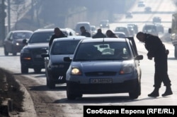 Полицаи проверяват коли в София в издирване на извършителя на шесторното убийство в Нови Искър, януари 2018 г.