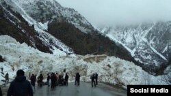 Бишкек-Ош жолуна жакында кар көчүп, кыймыл убактылуу токтогон.