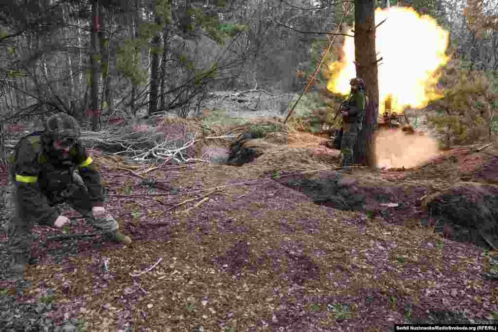 Мінометники 8-го окремого гірського-штурмового батальйону 10-ї ОГШБ ведуть вогонь зі 120 мм міномета по російських силах. Купʼянський напрямок, 2 квітня 2025 року