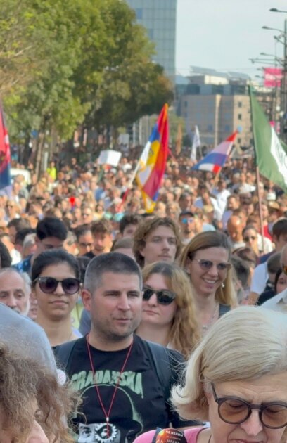 Хиляди хора протестираха в Белград с искане властите в Сърбия