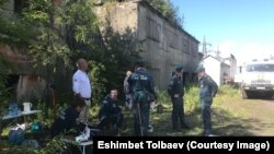 Орусиянын ӨКМ кызматкерлери кулап кеткен имараттын алдында калгандарды куткаруу иштерин жүргүзүп жаткан учуру.