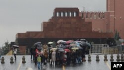 Turisti na Crvenom trgu u Moskvi