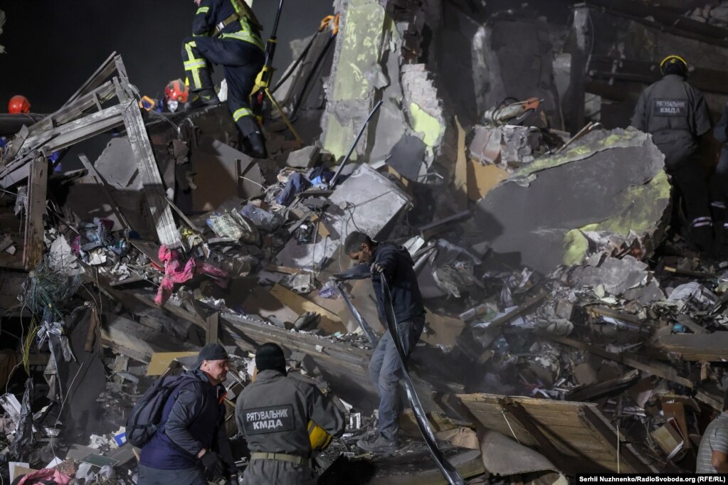 Рятувальники на руїнах будинку