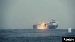 Husilərin Qırmızı dənizdə raketlə vurduqları "Cordelia Moon" neft tankeri.