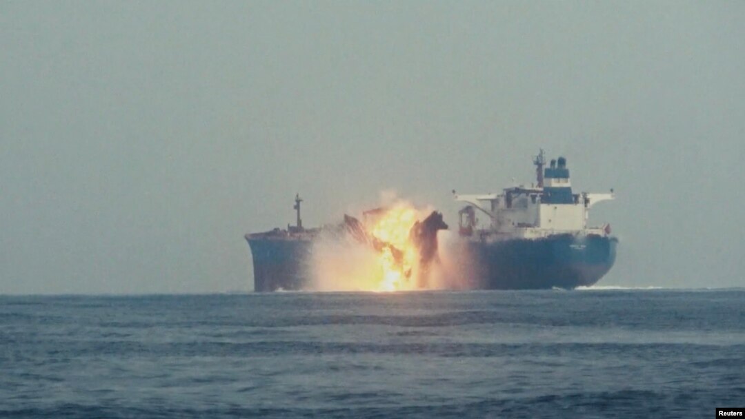 Un petrolier lovit de rachete în Marea Roșie.