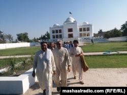 لیکوالانو او شاعرانو د باچا خان د مزار د نوې ودانۍ جوړېدو ستاینه وکړه