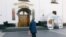 Жанчына перад Катэдральным саборам у Менску. Ілюстрацыйнае фота