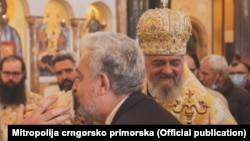 Crnogorski premijer Zdravko Krivokapić i ranije je prisustvovao crkvenim ceremonijama bez zaštitne maske na kojima se nije poštovala ni mjera fizičke distance (februar 2021.)