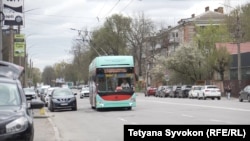 Тролейбус курсує вулицею Хмельницького