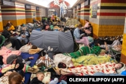 Люди в нічний час у метро в Києві під час повітряної атаки армії РФ, 30 липня 2026 року