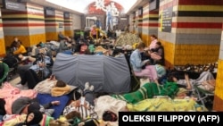 «Поблизу немає ні метро з глибокими станціями, ні адекватних укриттів. Застрахуватися від прильоту чи потрапляння уламків ми не можемо саме через відсутність адекватного укриття», – киянка Влада Грубич