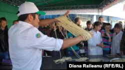 Tăieţei pentru Lagman-ul pregătit de echipa din Uzbekistan, la Campionatul gastronomic din Chişinău