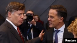 Mark Rutte (desno) i Christopher Landau u sjedištu NATO-a u Briselu 3. decembra 2025.