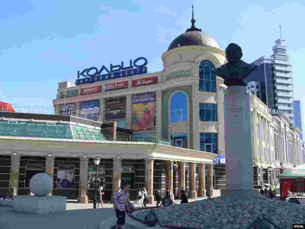 Урам башында Лев Гумилев һәйкәле урнашкан. Аның сул ягында "Кольцо" сәүдә үзәге - Казанның меңъеллыгына Петербур тарафыннан төньяк башкала исеме белән урам бүләк ителде. Бу урам Нева елгасында урнашкан шәһәрне хәтерләтүче урын буларак төзелде. Петербур стиленнән таныш булган фонарьлар, үзенчәлекле архитектура төзелеше, матур күперчекләр урамда чыннан да төньяк башкала мохитен чагылдыра. Әмма “бүләк” әкренләп матурлыгын югалта бара.