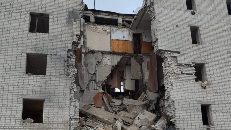 უკრაინაში რუსეთის ავიადარტყმის შედეგად საცხოვრებელი სახლის სადარბაზო ჩამოინგრა