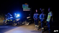 Париж түбіндегі Септ-Сортс коммунасында жеңіл көлік басып кірген пиццерия маңында тұрған полиций қызметкерлері. Франция, 14 тамыз 2017 жыл.