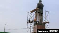 Иллюстративное фото – Крым, Симферополь, памятник Ленину 