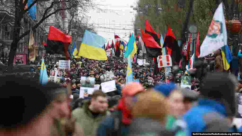 За попередніми оцінками поліції, чисельність учасників заходу становила близько двох тисяч. Водночас організатори &laquo;Маршу за імпічмент&raquo; заявили про &laquo;багатотисячну колону&raquo; учасників