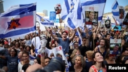 Люди на «Площади заложников» в Тель-Авиве, Израиль, 13 октября 2025 года