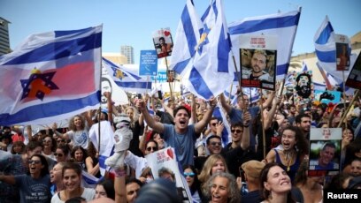 Аузында мүшесі бар жетілген әйел фотосы