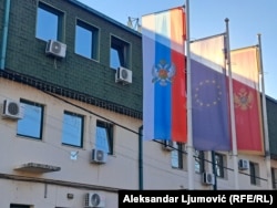 Zastave ispred opštine Zeta , Crna Gora