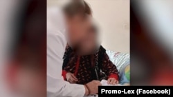 Captură de ecran de pe un clip video publicat de Promo-Lex, în care un lucrător îmbrăcat în halat medical aplică ștampila pe un buletin de vot la alegerile și referendumul din 20 octombrie la Casa de bătrâni din Comrat.