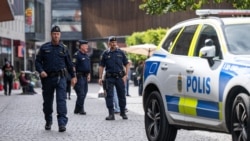 Švedska policija osigurava mjesto pucnjave u južnom dijelu Stockholma. Švedske vlasti posljednjih godina istražuju djelovanje kriminalnih mreža povezanih s trgovinom oružjem, drogom i nasilnim obračunima. 
