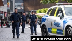 Švedska policija osigurava mjesto pucnjave u južnom dijelu Stockholma. Švedske vlasti posljednjih godina istražuju djelovanje kriminalnih mreža povezanih s trgovinom oružjem, drogom i nasilnim obračunima. 