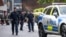 Švedska policija osigurava mjesto pucnjave u južnom dijelu Stockholma. Švedske vlasti posljednjih godina istražuju djelovanje kriminalnih mreža povezanih s trgovinom oružjem, drogom i nasilnim obračunima. 